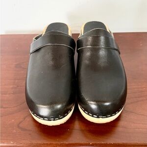 Lottas Black Leather Clogs